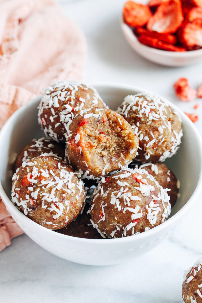 Healthy Strawberry Lemon Cake Bites- naturally sweetened with dates, these cake bites are packed with nutrition and bursting with flavor! (vegan, gluten-free, grain-free)