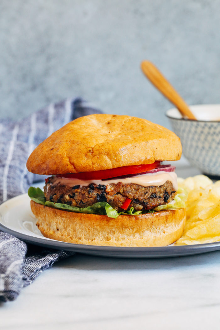 Black Bean Quinoa Veggie Burgers- made with simple and wholesome ingredients, these veggie burgers come together in a jiffy. No food processor necessary! (vegan + gluten-free)