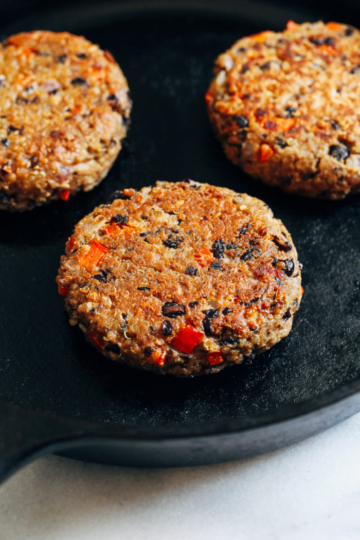 Black Bean Quinoa Veggie Burgers- made with simple and wholesome ingredients, these veggie burgers come together in a jiffy. No food processor necessary! (vegan + gluten-free)