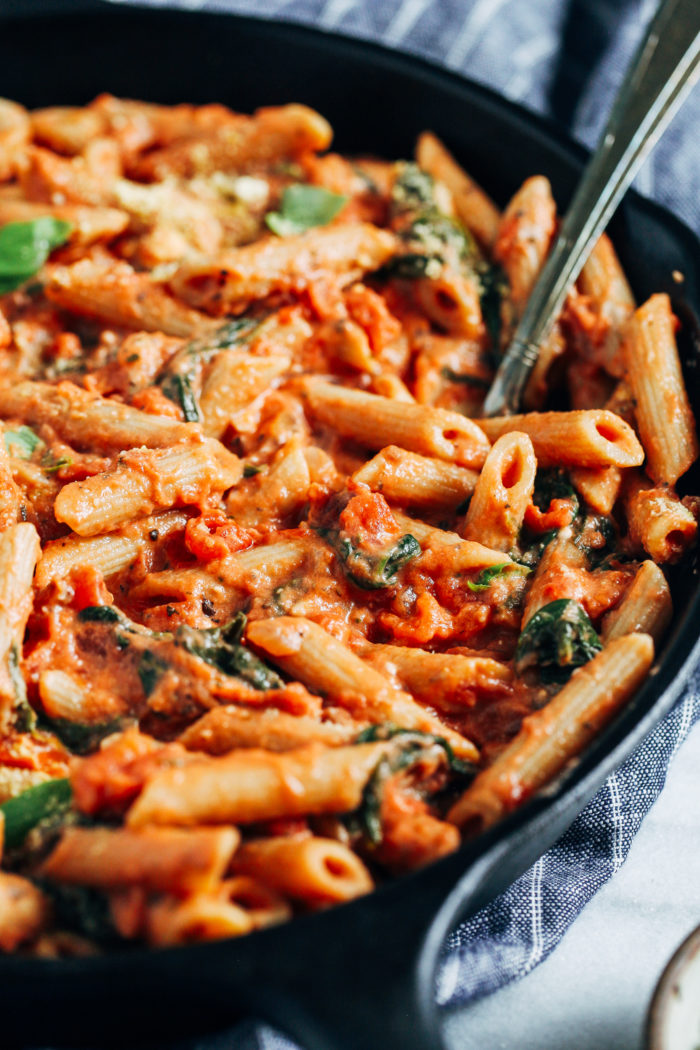 Creamy Tomato Spinach Pasta- made with just 10 ingredients in less than 30 minutes, this recipe will make pasta night a breeze! (vegan + gluten-free)