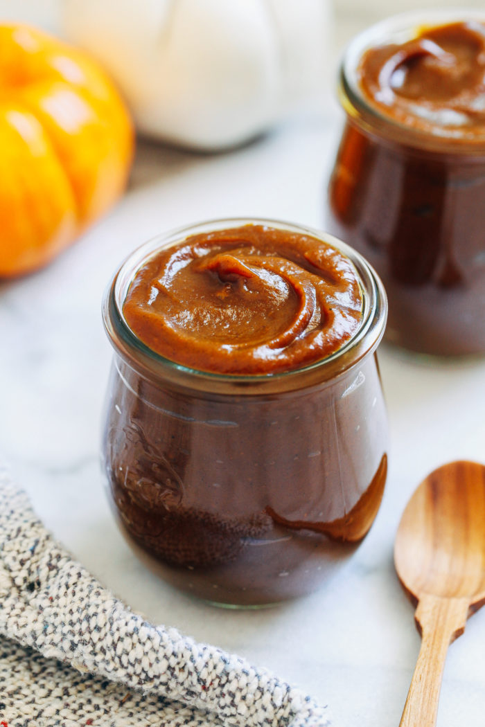 How to Make Pumpkin Butter- Pumpkin lovers will adore this refined sugar-free pumpkin butter recipe that's versatile and so delicious!