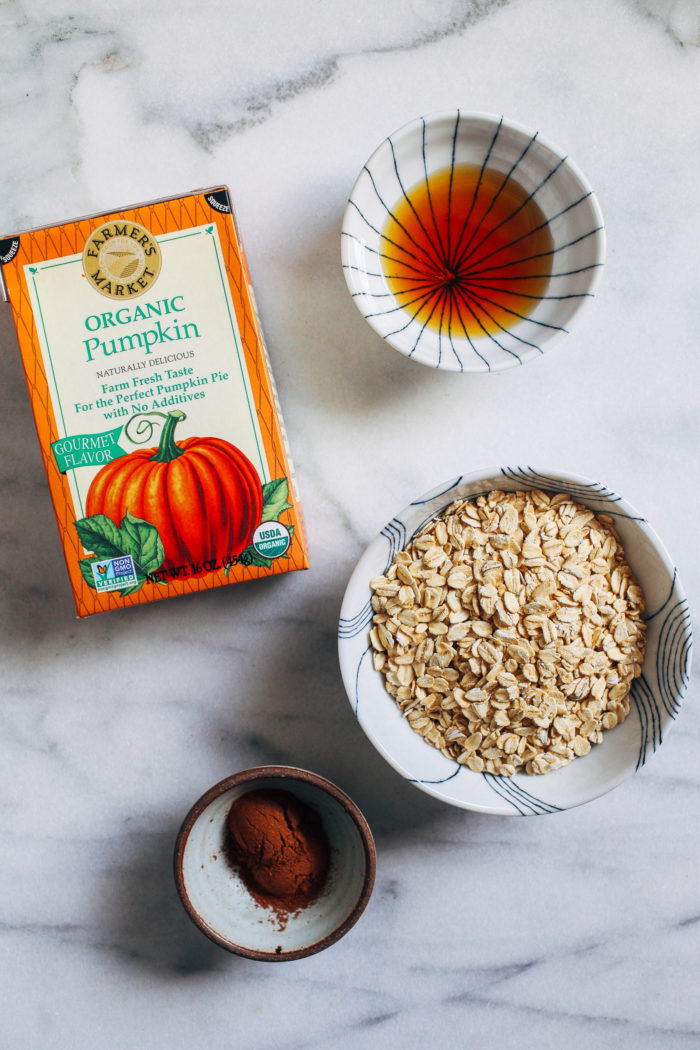 Healthy Pumpkin Baked Oatmeal- all you need is 8 ingredients to prep this healthy fall-inspired breakfast! (gluten-free)