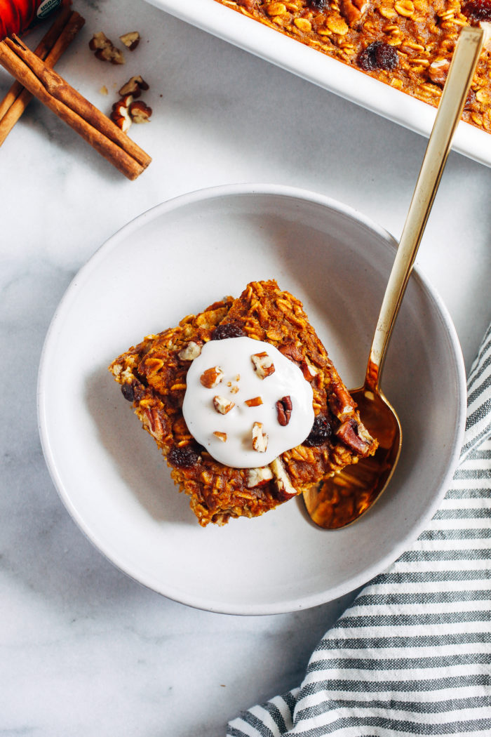 Healthy Pumpkin Baked Oatmeal- all you need is 8 ingredients to prep this healthy fall-inspired breakfast! 