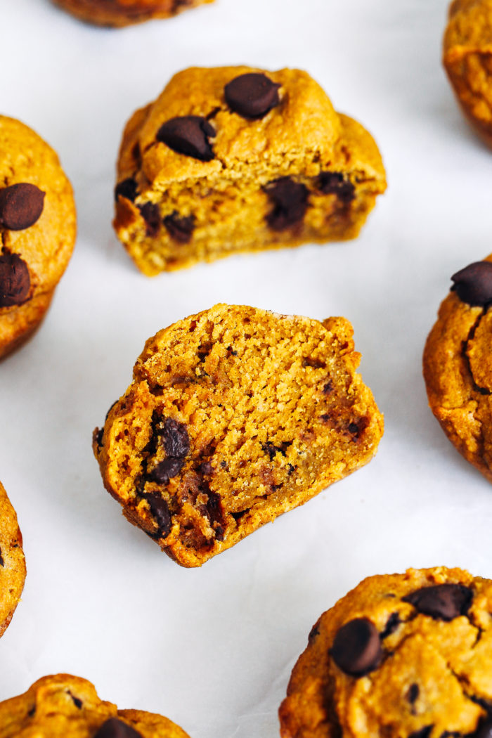 Vegan Pumpkin Blender Muffins- made with whole grain oats, these easy pumpkin muffins make for the perfect healthy treat! (gluten-free, oil-free and refined sugar-free)