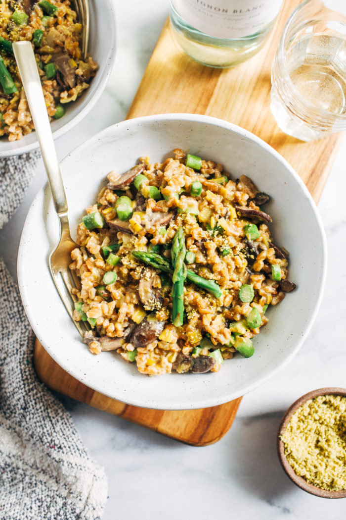 Mushroom Asparagus Farro Risotto- savory, umami-rich mushrooms are paired with thinly sliced asparagus pieces and whole grain farro for a flavor packed, spring inspired vegan risotto that will knock everyone socks off! (plantbased)