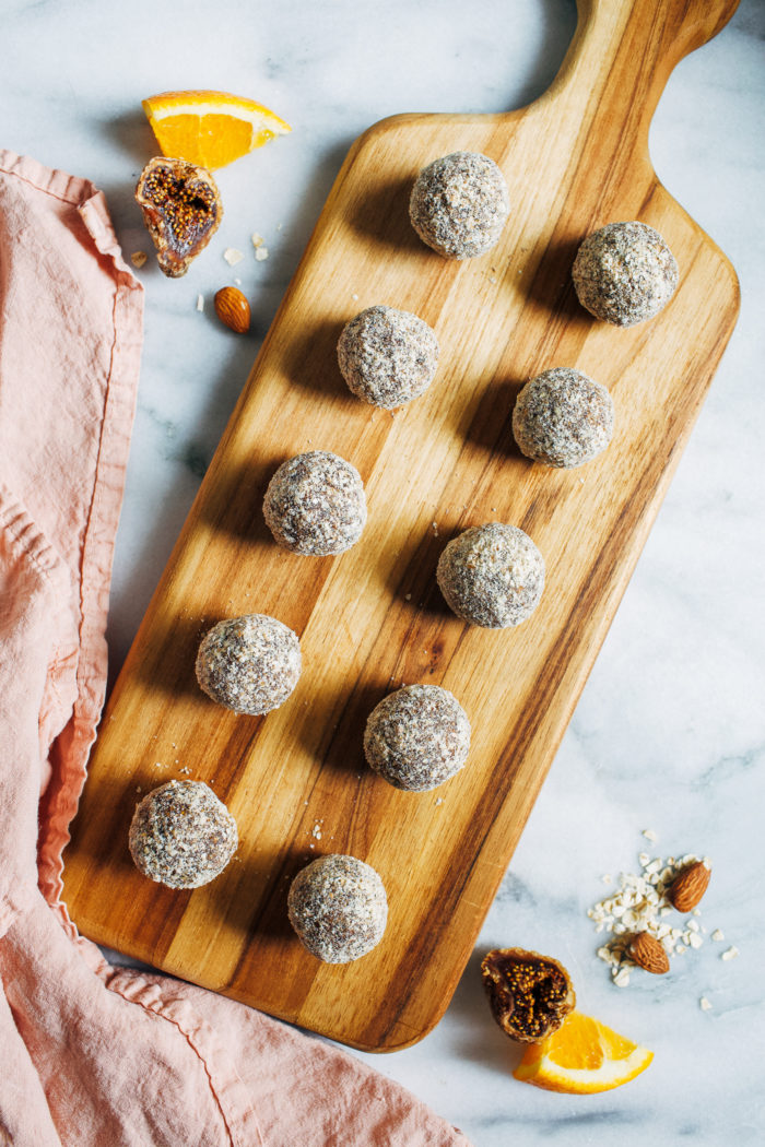 Superfood Fig Energy Bites- made with just 8 simple ingredients, these nutritious bites taste just like a Fig Newton but without the added sugar or refined flour. (vegan + gluten-free)