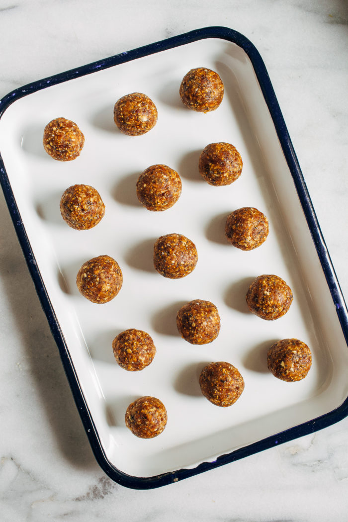 Superfood Fig Energy Bites- made with just 8 simple ingredients, these nutritious bites taste just like a Fig Newton but without the added sugar or refined flour. (vegan + gluten-free)