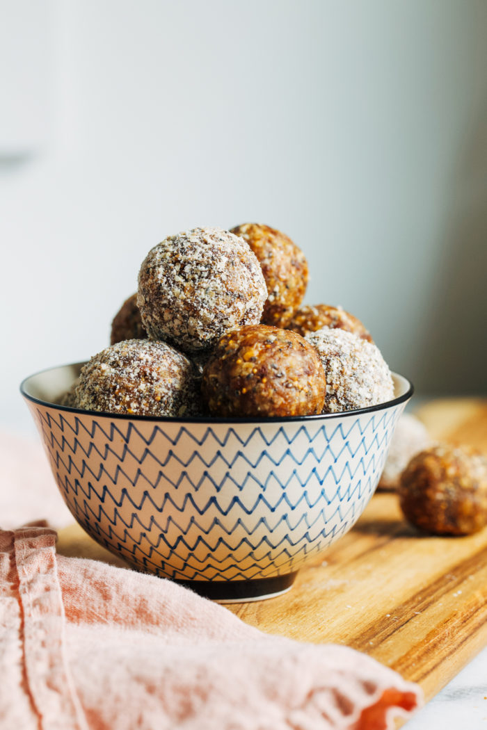 Superfood Fig Energy Bites- made with just 8 simple ingredients, these nutritious bites taste just like a Fig Newton but without the added sugar or refined flour. (vegan, gluten-free + kid-friendly!)