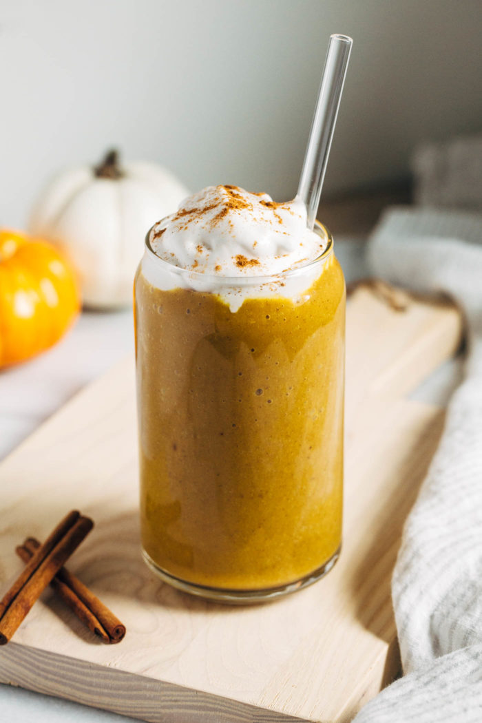 Pumpkin Spice Smoothie- made with just 5 simple ingredients, this healthy smoothie tastes just like pumpkin pie! (vegan, gluten-free)