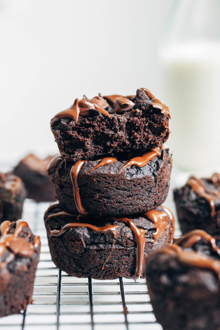 Flourless Vegan Black Bean Brownies- made with nutritious ingredients like black beans and avocado, these gluten-free brownies make for the perfect healthy treat. Each one contains 4mg of iron and 4 grams of protein!