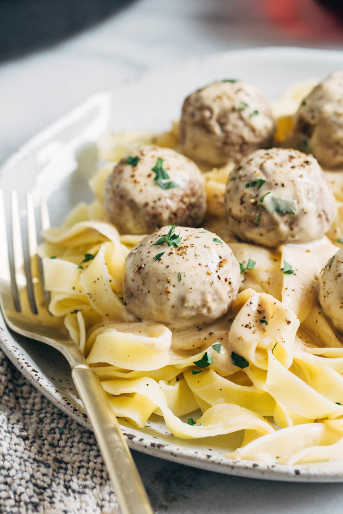 Vegan Mushroom Quinoa Meatballs- made with whole food ingredients, these vegan 'meatballs' have a surprisingly meaty texture. Served with a tangy cashew cream sauce, it makes for a decadent plant-based meal! (gluten-free)