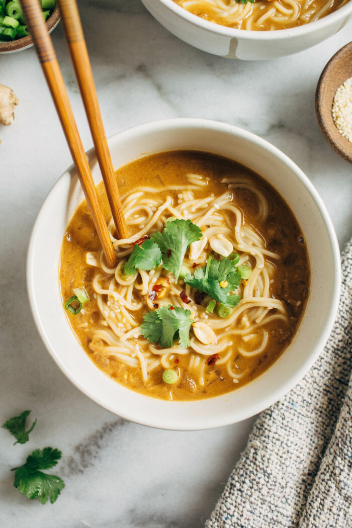  Vegan Peanut Butter Ramen Recipe- made with mostly pantry ingredients, these homemade peanut butter ramen is packed with flavor and only takes 30 minutes to make! (vegan and gluten-free)