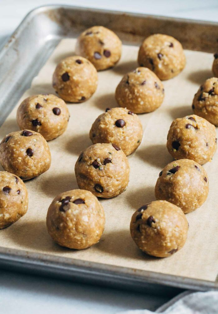Vegan Protein Energy Bites- Made in one bowl with just 8 pantry ingredients, each energy bite packs in 4 grams of protein! Super easy to make and they taste great too. 
