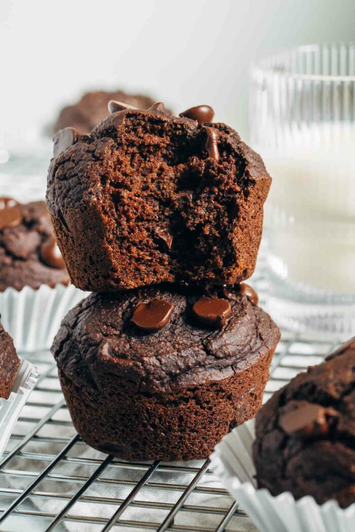 Double Chocolate Pumpkin Blender Muffins- made with whole grain oats, these rich and chocolatey muffins come together easy in a blender. They also happen to be vegan, gluten-free and oil-free!