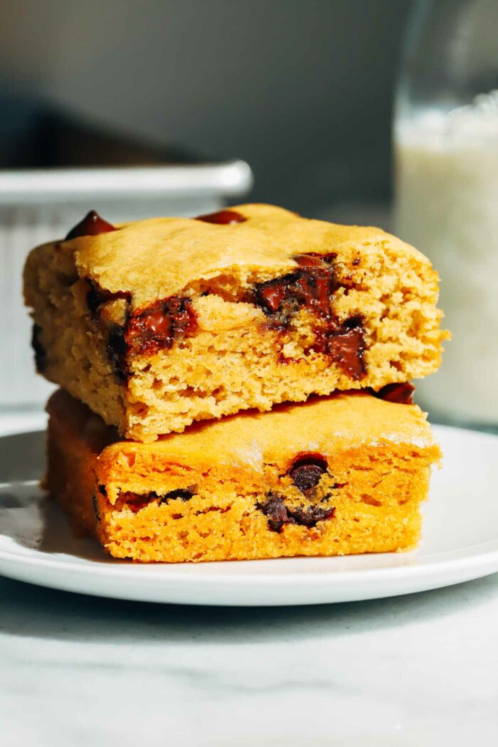 The Best Vegan (Gluten-free) Blondies- crisp, chewy edges and perfectly moist in the center, no one would ever guess these are vegan, gluten-free and oil-free. Each blondie packs 6g of protein and 2mg of iron!
