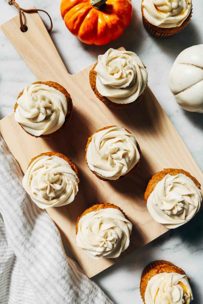 Vegan Pumpkin Cupcakes- moist and fluffy pumpkin cupcakes topped with a vegan cream cheese frosting. Perfect for fall baking! (refined sugar-free + gluten-free option)