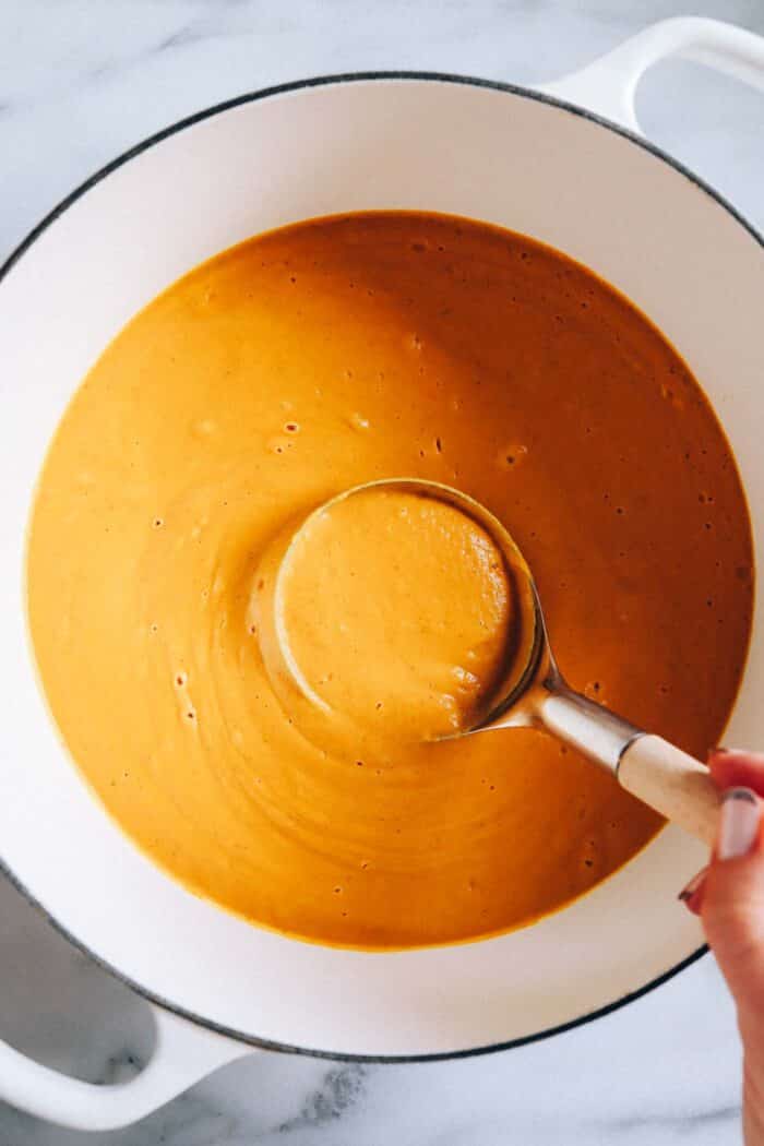 Butternut Squash Tomato Bisque- made with roasted butternut squash and tomatoes, this rich and creamy soup is easy to make and secretly dairy-free! (vegan, gluten-free)