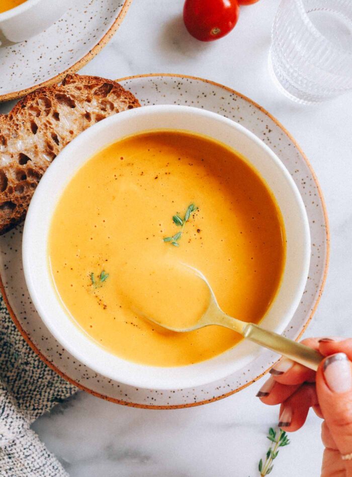 Butternut Squash Tomato Bisque- made with roasted butternut squash and tomatoes, this rich and creamy soup is easy to make and secretly dairy-free! (vegan, gluten-free)