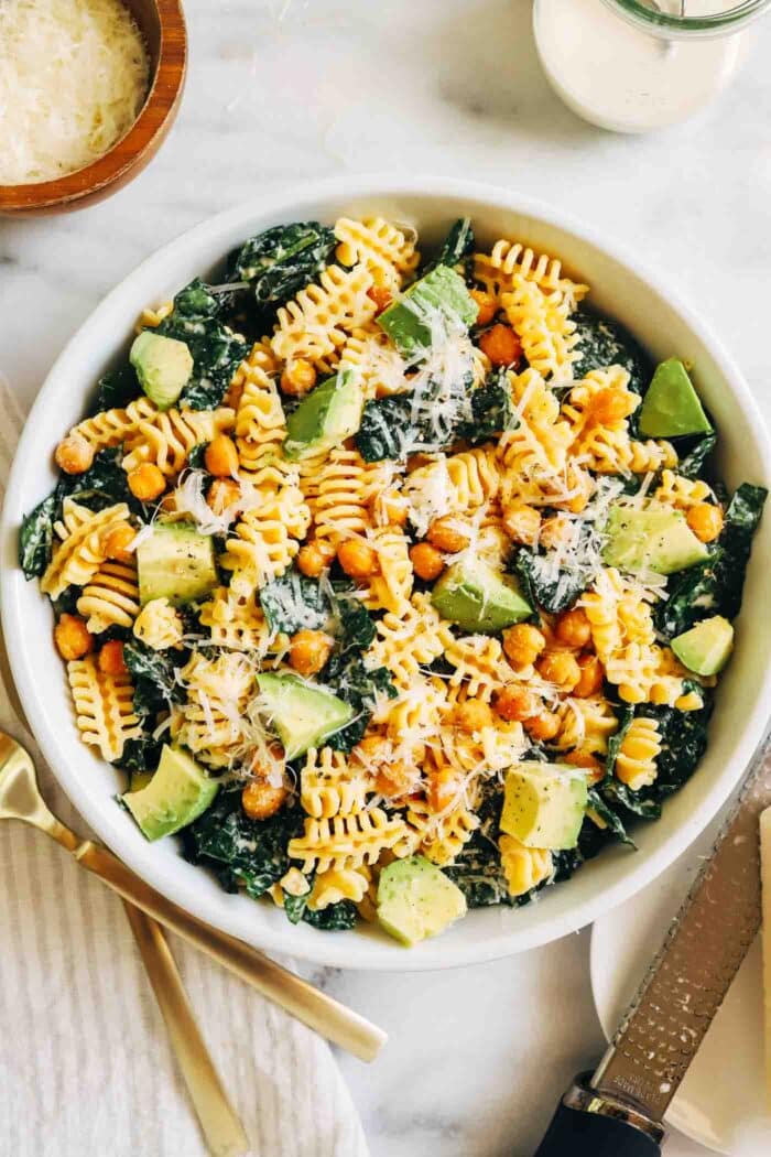 Kale Caesar Pasta Salad- made with a vegan tahini caesar dressing, this pasta salad is perfect for when you're craving a heartier version of a caesar salad! 