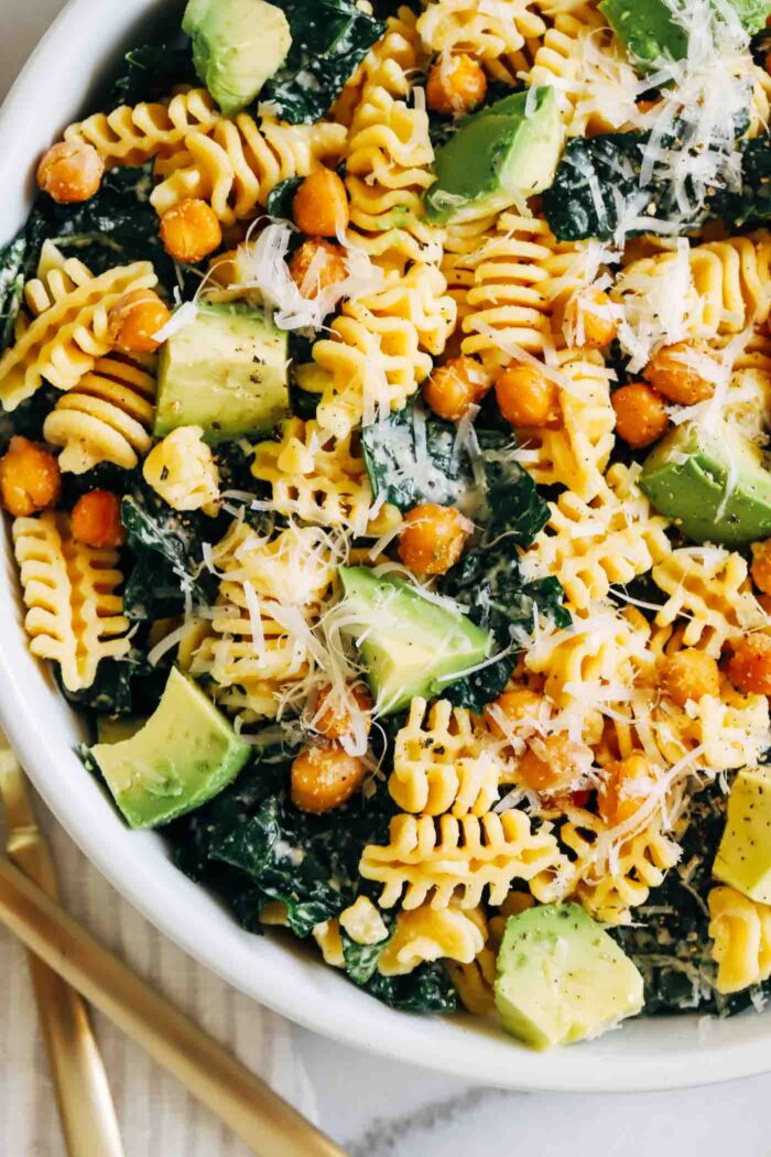 Kale Caesar Pasta Salad- made with a vegan tahini caesar dressing, this pasta salad is perfect for when you're craving a heartier version of a caesar salad! 