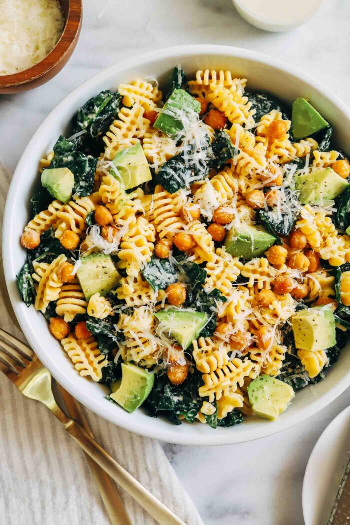 Kale Caesar Pasta Salad- made with a vegan tahini caesar dressing, this pasta salad is perfect for when you're craving a heartier version of a caesar salad! 